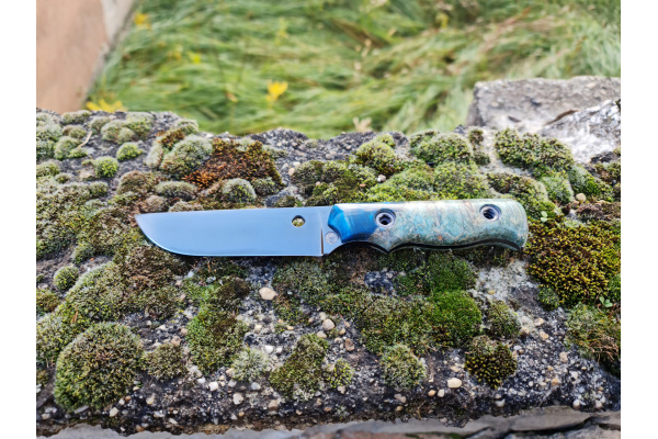 wayward_blue_bushcraft_hunting_knife_pvd_coating_n690_wood_hibryd_handle_leather